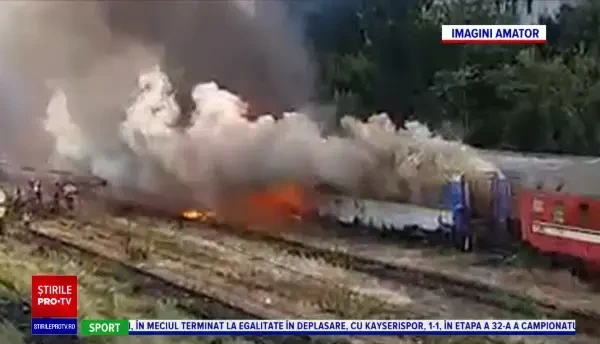 Incendiu puternic. Două vagoane de tren, cuprinse de flăcări