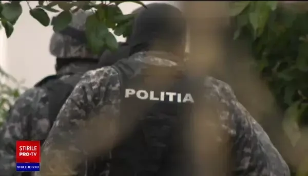 Rețea de trafic internațional de mașini furate, eliminată de poliție. Un jandarm era implicat