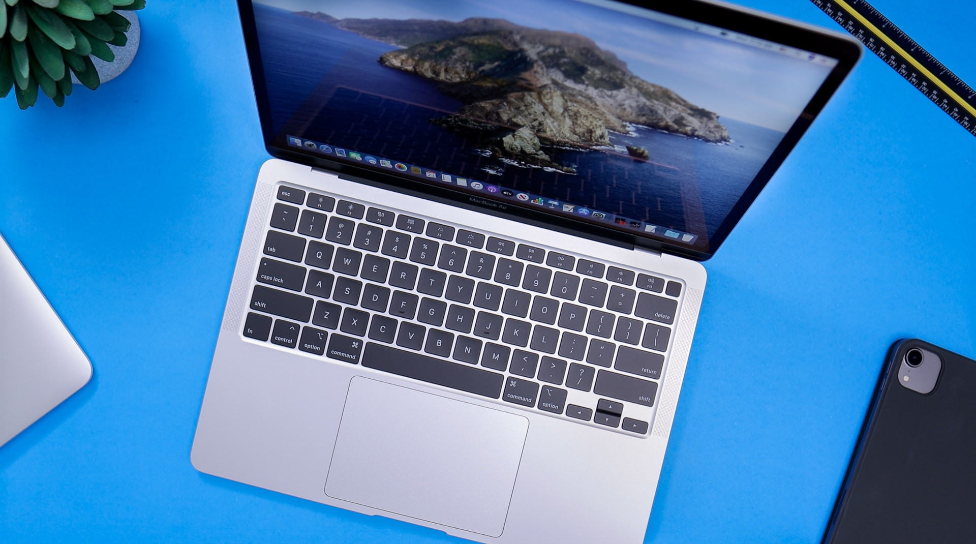 (P) Motivele pentru care MacBook Air poate fi laptopul tău ideal