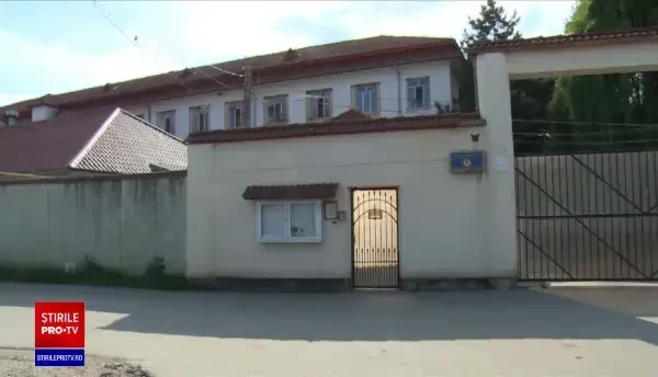 Situaţie tensionată la penitenciarul Găeşti. Un deţinut s-a urcat pe acoperişul închisorii şi a refuzat să mai coboare