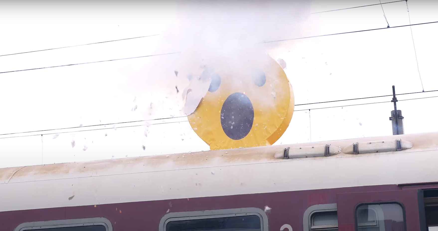 VIDEO. Cum încearcă CFR sa convingă tinerii să nu se urce pe trenuri pentru a-și face selfie-uri