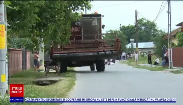 Un bărbat din Dâmboviţa a fost strivit de roata unei combine agricole