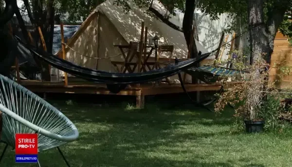 Hamacele, o atracție a verii. Cât costă un model care se transformă în cort