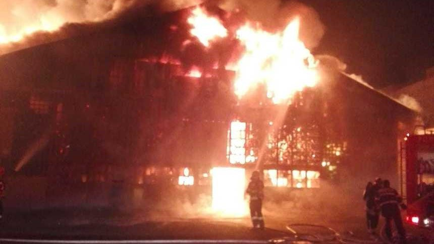 Incendiu puternic la o hală alimentară din Oradea. Tavanul s-a prăbușit