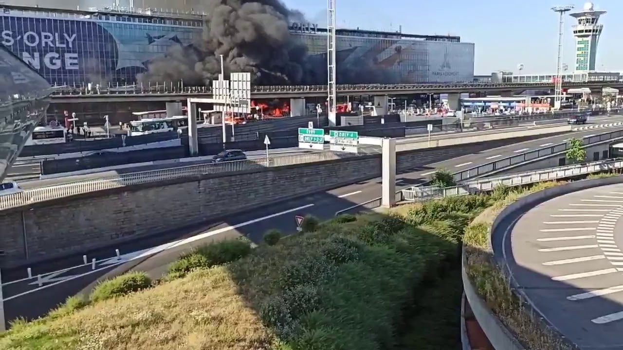 Momente de panică la Paris. Incendiu, izbucnit în fața unui aeroport