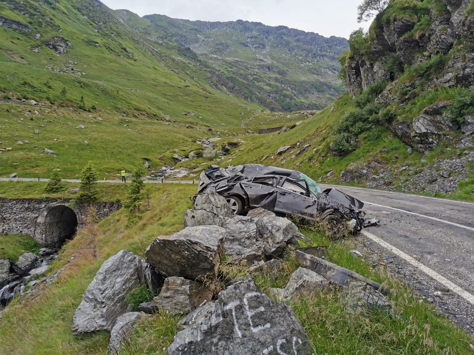 Accident pe Transfăgărășan: Un mort și doi răniți, după ce o mașină s-a răsturnat și s-a izbit de o st&acirc;ncă