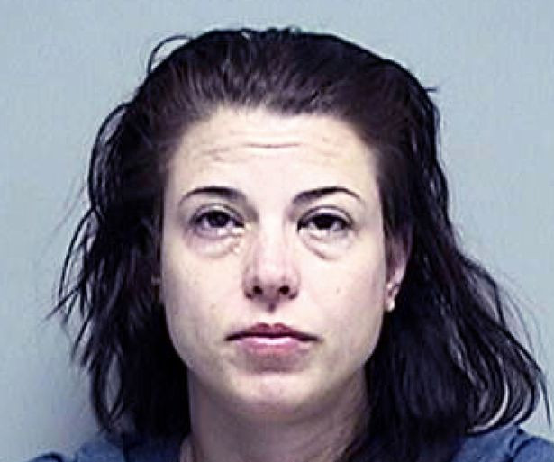 Mamă arestată după ce s-a pus cu genunchiul pe gâtul fiului ei. ”Vrei să știi cum a murit George Floyd?”