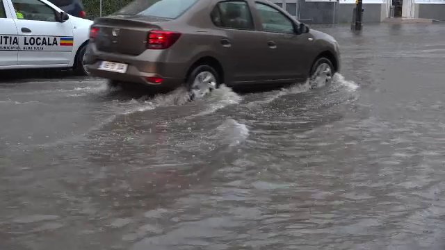 Inundații și furtuni, în jumătate de ţară. ”Ce-ți mai trebuie litoral? Faci aici baie!”