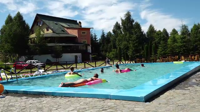 Românii aleg pentru vacanță pensiuni cu piscină, departe de agitația din stațiuni