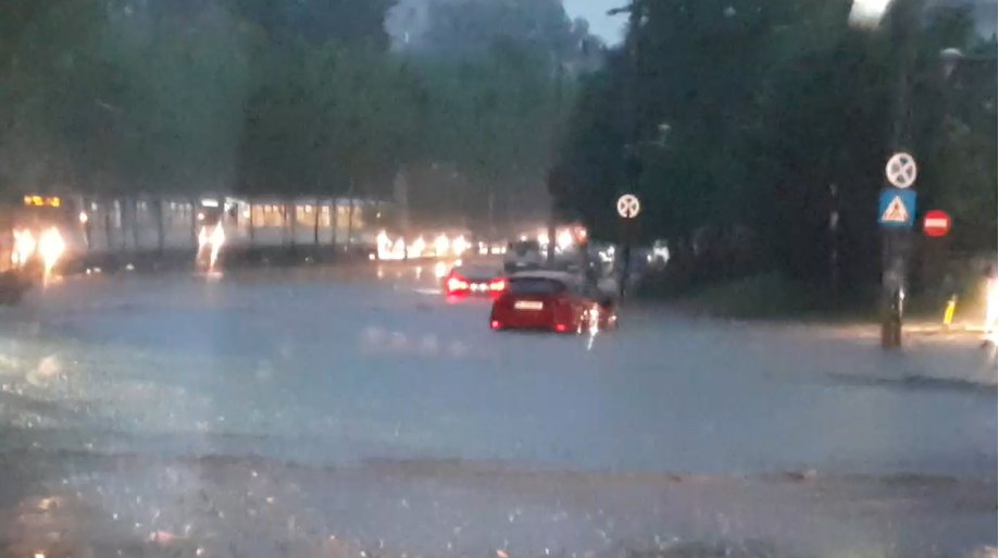 Capitala inundată. Tramvaie și mașini, blocate de apă în București