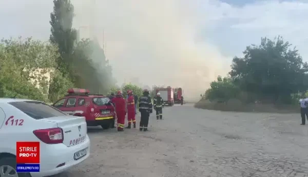 Incendiu puternic la mai multe vagoane de tren, în zona Calea Giuleşti din Bucureşti. Intervin zeci de pompieri