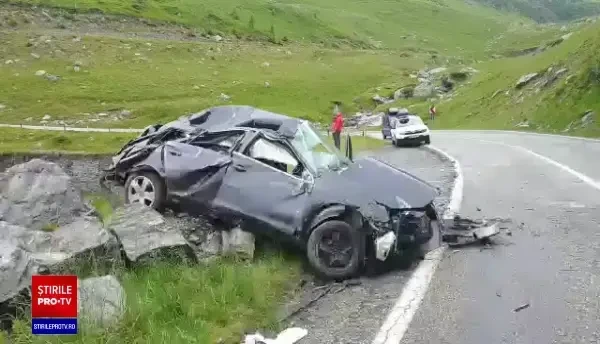 Accident pe Transfăgărășan: Un mort și doi răniți, după ce o mașină s-a răsturnat și s-a izbit de o stâncă