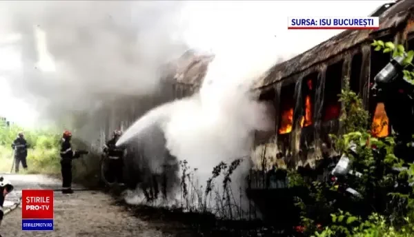 Incendiu puternic la mai multe vagoane de tren, în zona Calea Giuleşti din Bucureşti. Intervin zeci de pompieri