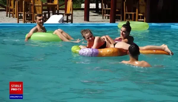 Românii aleg pentru vacanță pensiuni cu piscină, departe de agitația din stațiuni