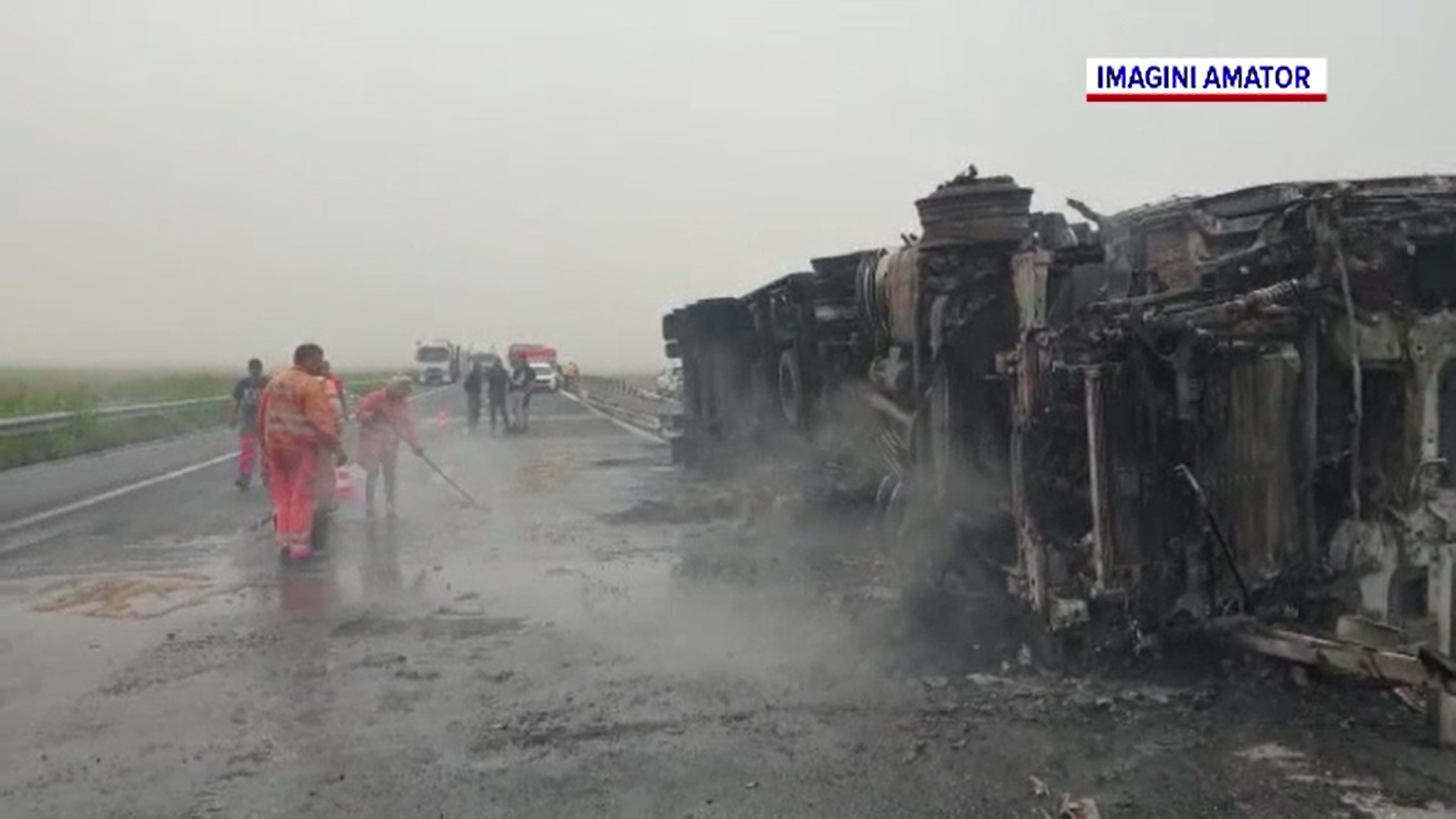 Accident grav aproape de vama Nădlac. Un tir scăpat de sub control s-a răsturnat şi a luat foc