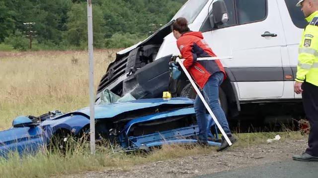 A murit pe loc după ce a ajuns cu bolidul decapotabil sub roțile unei dube