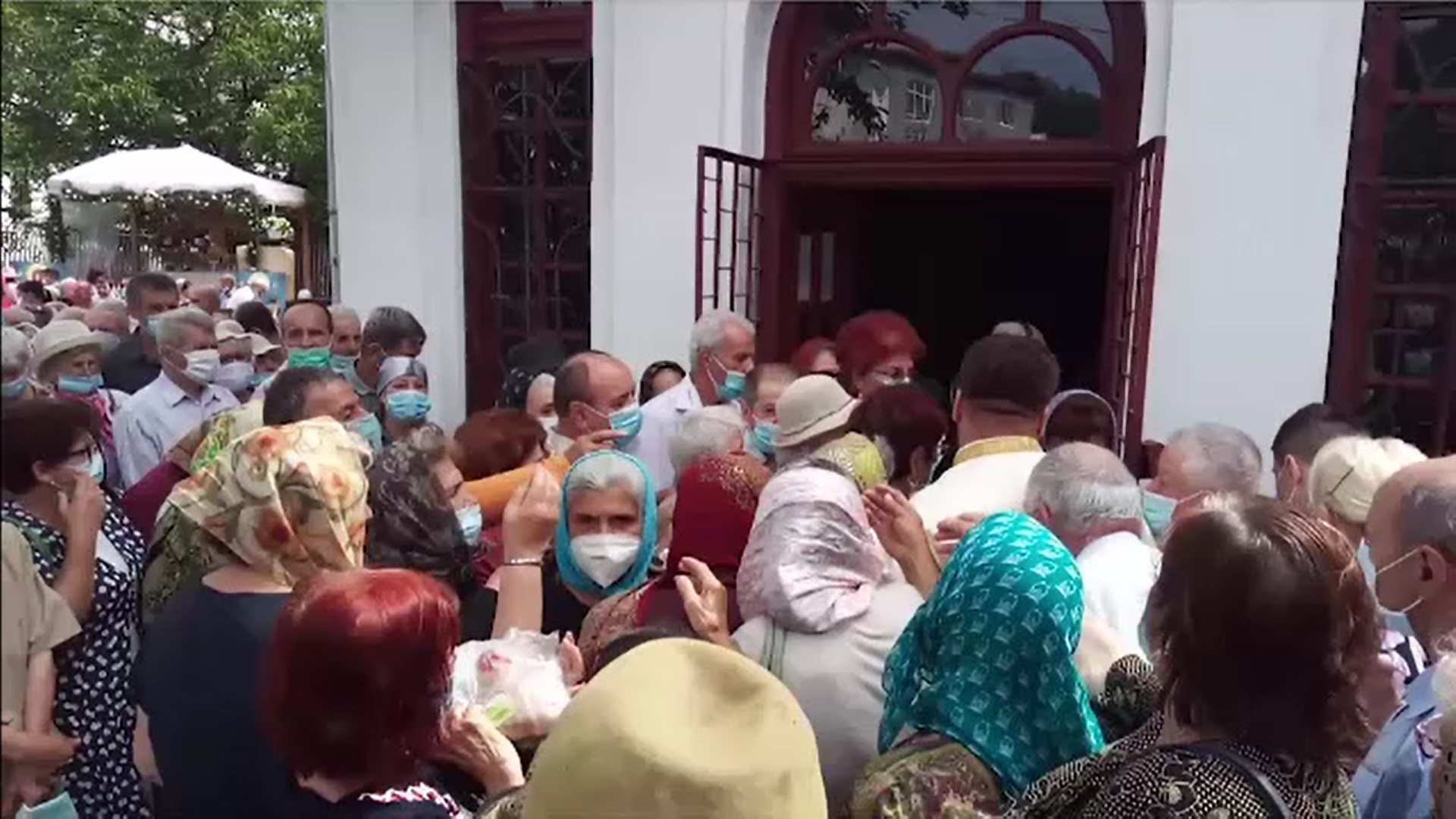 Peste 500 de oameni din Argeș s-au înghesuit să primească pachete cu colivă şi cozonac la o biserică