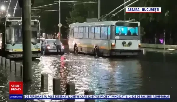 Ploile au făcut prăpăd în România. ”Sunt izolat în mica Veneție”