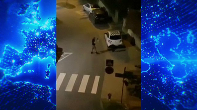 Momente tensionate într-o intersecție. Un bărbat a decis să încheie o ceartă cu o drujbă