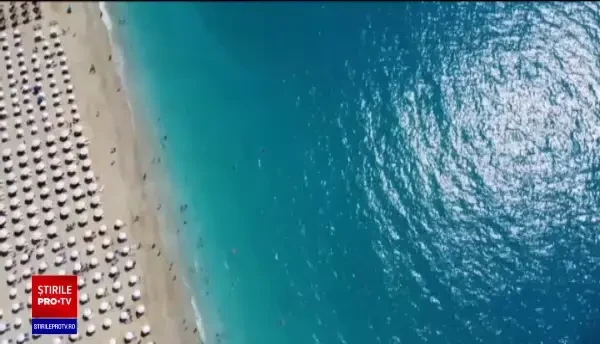 Marea Mediterană se sufocă sub povara deșeurilor. Un camion de gunoi, deversat în apă în fiecare minut