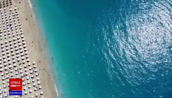 Marea Mediterană se sufocă sub povara deșeurilor. Un camion de gunoi, deversat în apă în fiecare minut