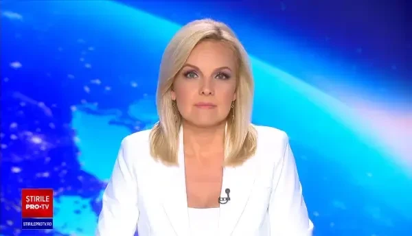 Motivul pentru care Vivienne Westwood s-a îmbrăcat în galben și s-a închis într-o colivie uriașă