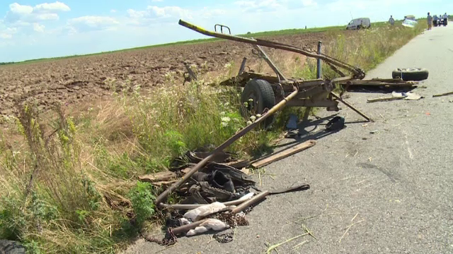 O căruță, spulberată pe DN 7, după ce a virat fără să se asigure: „Căruțașul era beat, cum se practică pe aici”