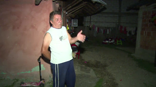 Bărbat acuzat de familie că și-a incendiat de două ori casa. ”Ne amenință că ne dă foc”