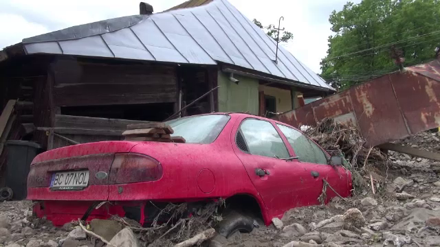 Viitura de pe munte a făcut prăpăd într-o comună din Bacău. ”Mormanul de pietre era cât jumătate cât mine”
