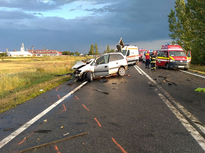 Primarul unei comune din Vrancea a murit într-un accident rutier. O altă persoană a decedat și trei sunt rănite