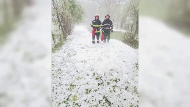 România, lovită de inundații și grindină. ”Iarnă în plină vară!”