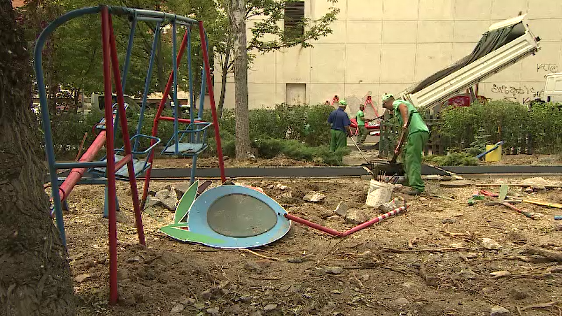 Situație revoltătoare la Institutul de Oncologie din Capitală. Curtea Institutului nu a mai fost curăţată de 8 ani