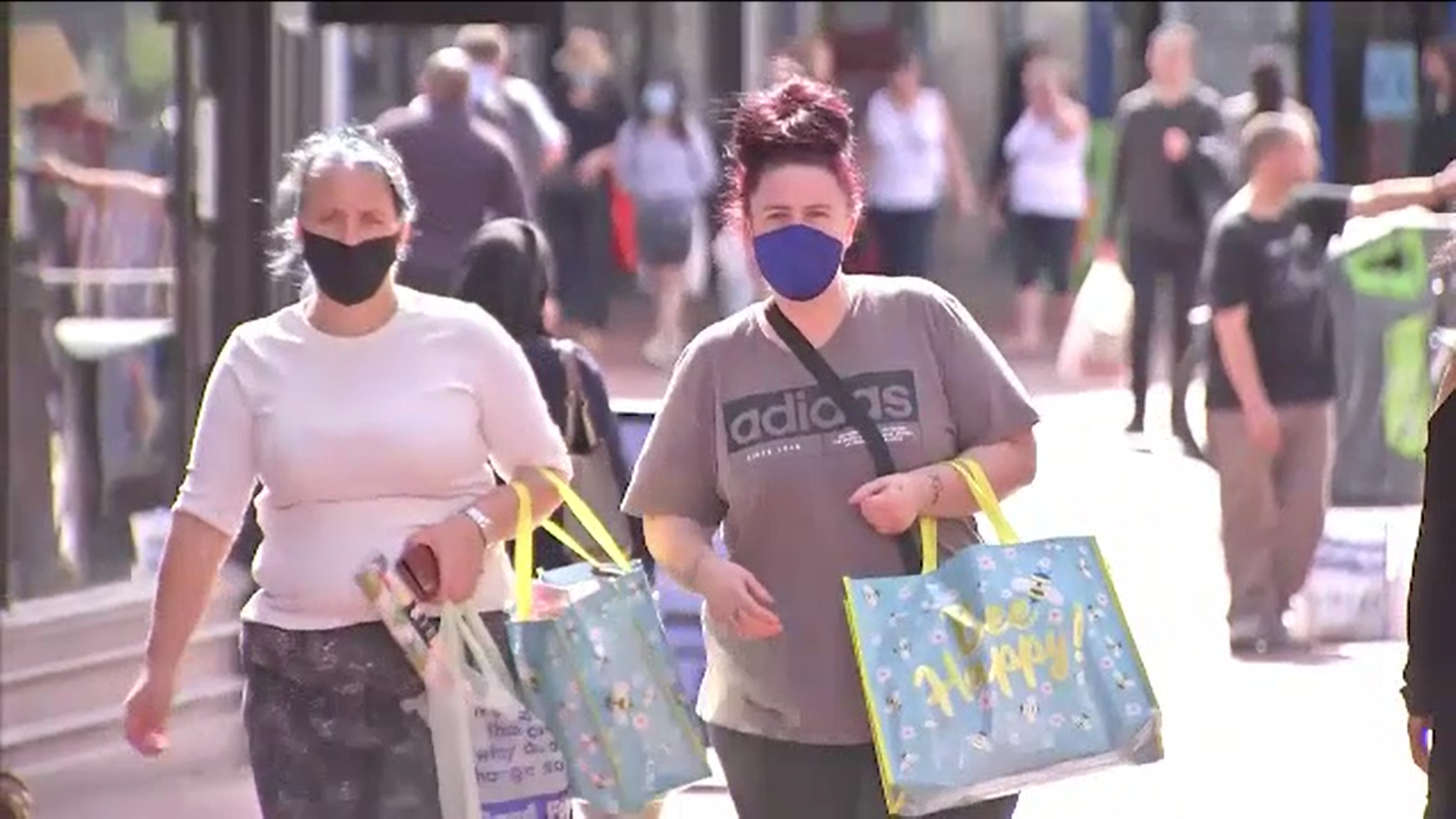 Măștile devin obligatorii în tot mai multe țări. Ce amendă riști dacă nu porți mască în Marea Britanie