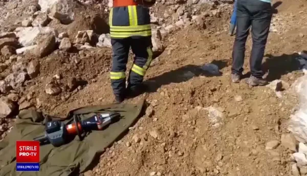 Doi muncitori, prinși sub dărâmături, după ce peretele unei cariere s-a prăbușit peste ei. Unul nu a supraviețuit. VIDEO