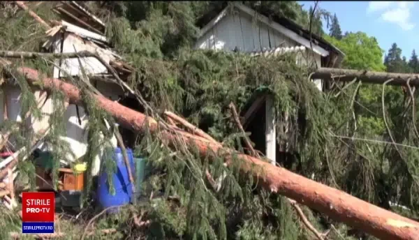 În numai o jumătate de oră, o furtună a făcut prăpăd într-o comună din Neamţ