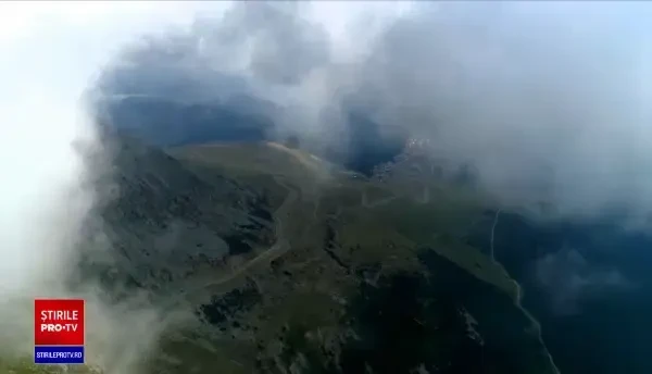 Cea mai înaltă șosea din România este de 12 ani un mare șantier. Turiștii se tem să treacă pe aici