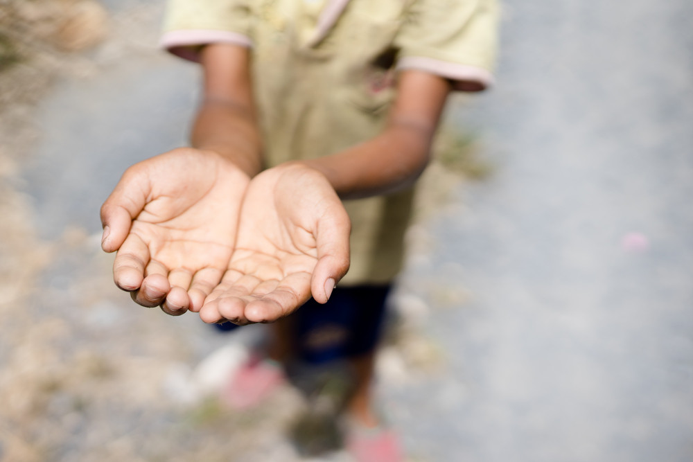 Oameni săraci, terorizați de cămătari. Își trimiteau copiii la cerșit ca să facă rost de bani