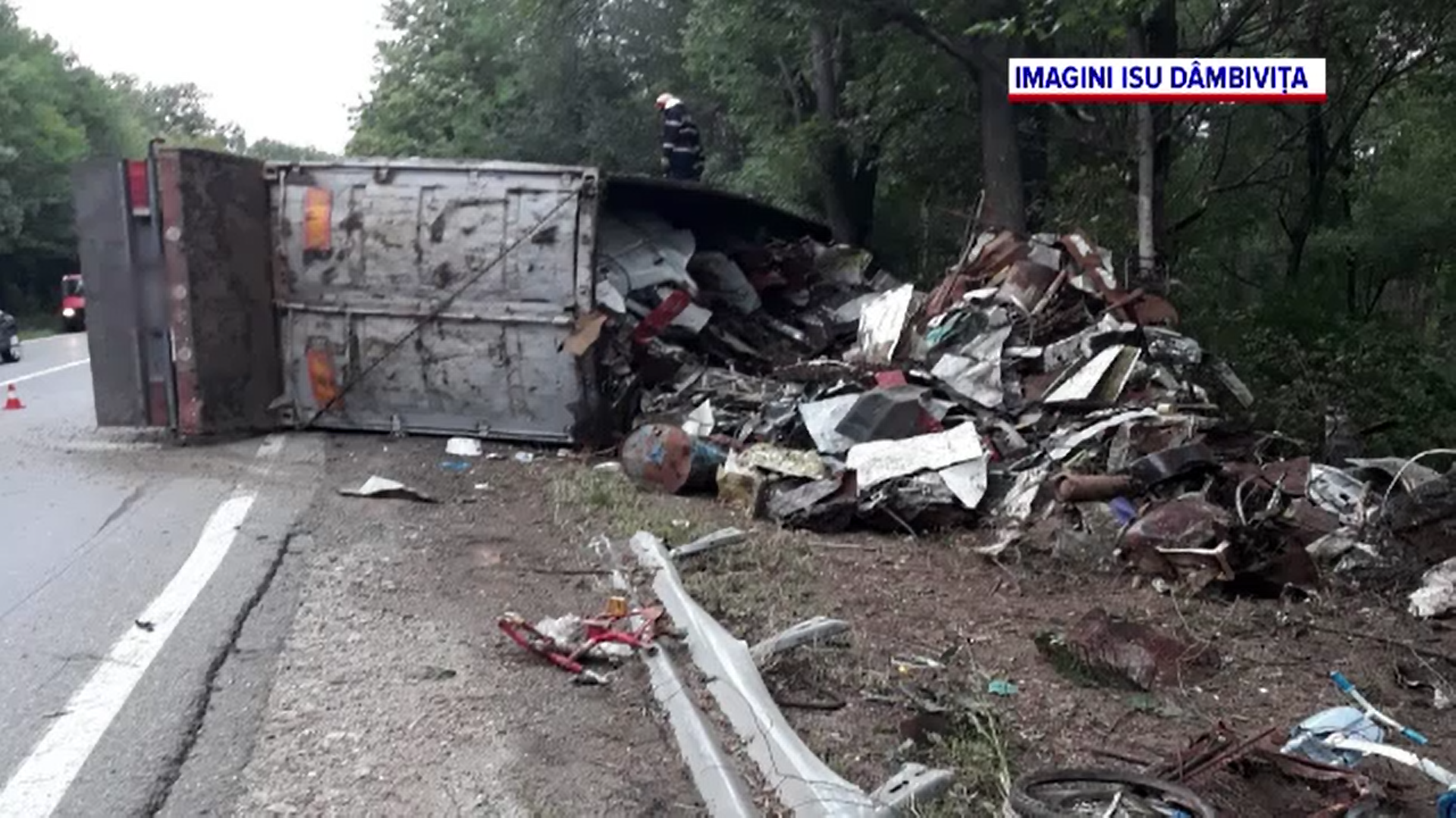 Un camion încărcat cu fier vechi s-a răsturnat în Târgoviște