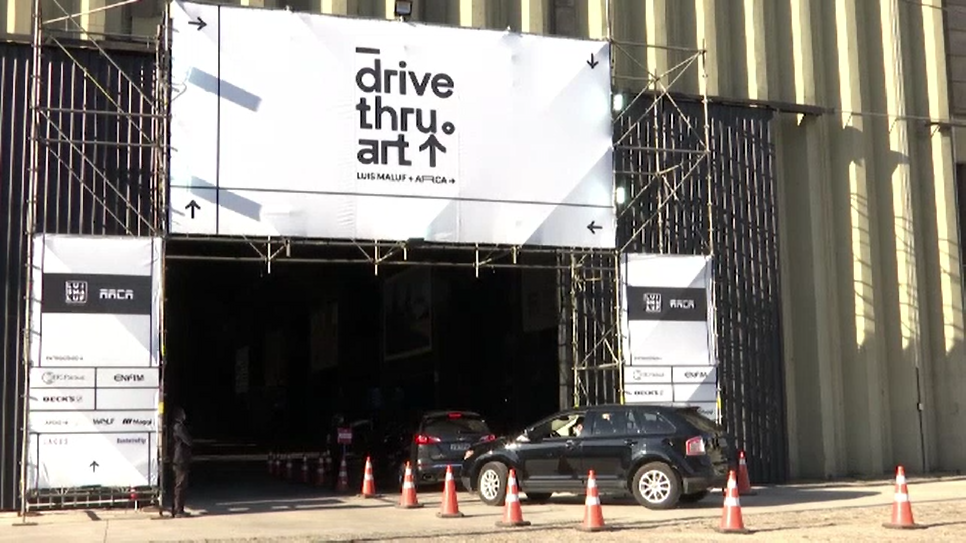 Orașul brazilian Sao Paulo a organizat o galerie de artă drive-through
