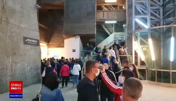 VIDEO. Aglomerație la Salina Turda. Turiștii nu respectă distanțarea, iar unii nu au măști