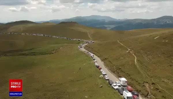 Românii s-au înghesuit la munte, pe final de săptămână. „Am adunat cimbrişor”