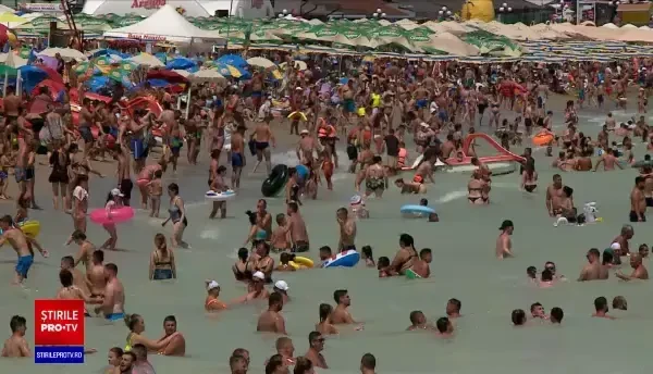 Record de turiști pe litoralul românesc. Respectarea distanței, o provocare