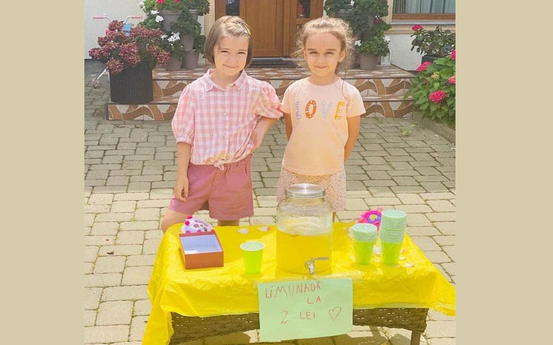 Gest emoționant. Două fetițe din Botoșani au vândut limonadă în stradă și au donat banii pentru ajutorarea copiilor