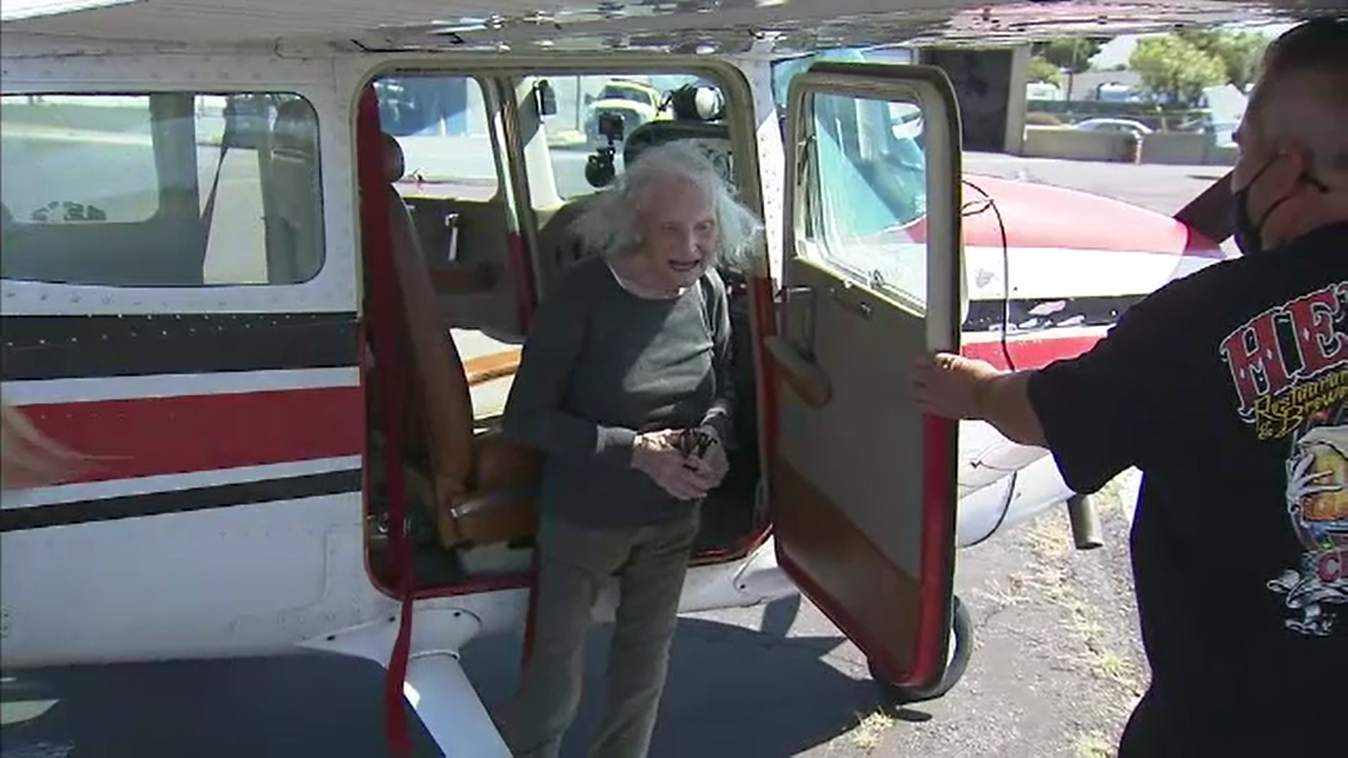 O bătrânică de 99 de ani din California a devenit cel mai în vârstă instructor și pilot din lume