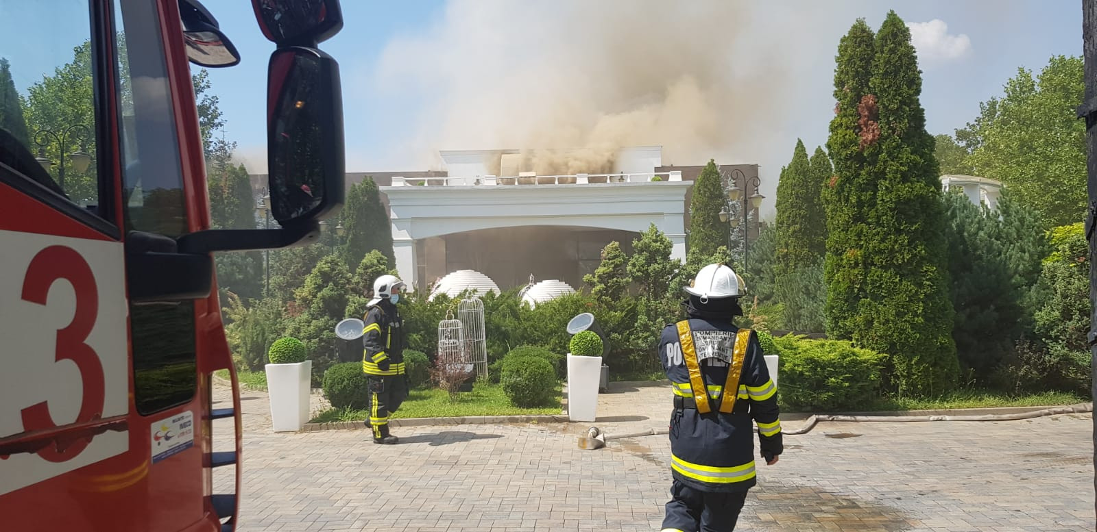 Incendiu la un restaurant din Otopeni. Pompierii au intervenit cu 11 autospeciale de stingere