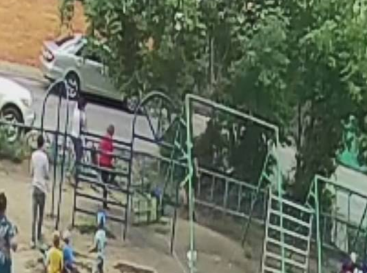 Momentul șocant în care 2 copii sunt aruncați în aer, după ce leagănul în care se aflau s-a rupt. VIDEO