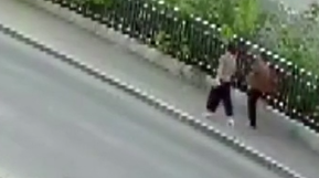 Momente de groază. Un trotuar s-a prăbușit în timp ce doi pietoni se plimbau, în China. VIDEO
