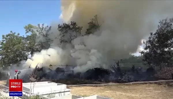 Incendiu puternic în curtea unei biserici din Vaslui, provocat de un rest de lumânare aprinsă