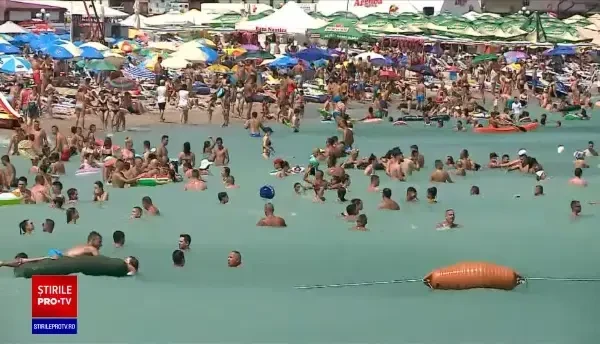 Distanța mai mică de 2 m pe plajă ar putea fi permisă doar între soți și copiii însoțiți de părinți sau bunici