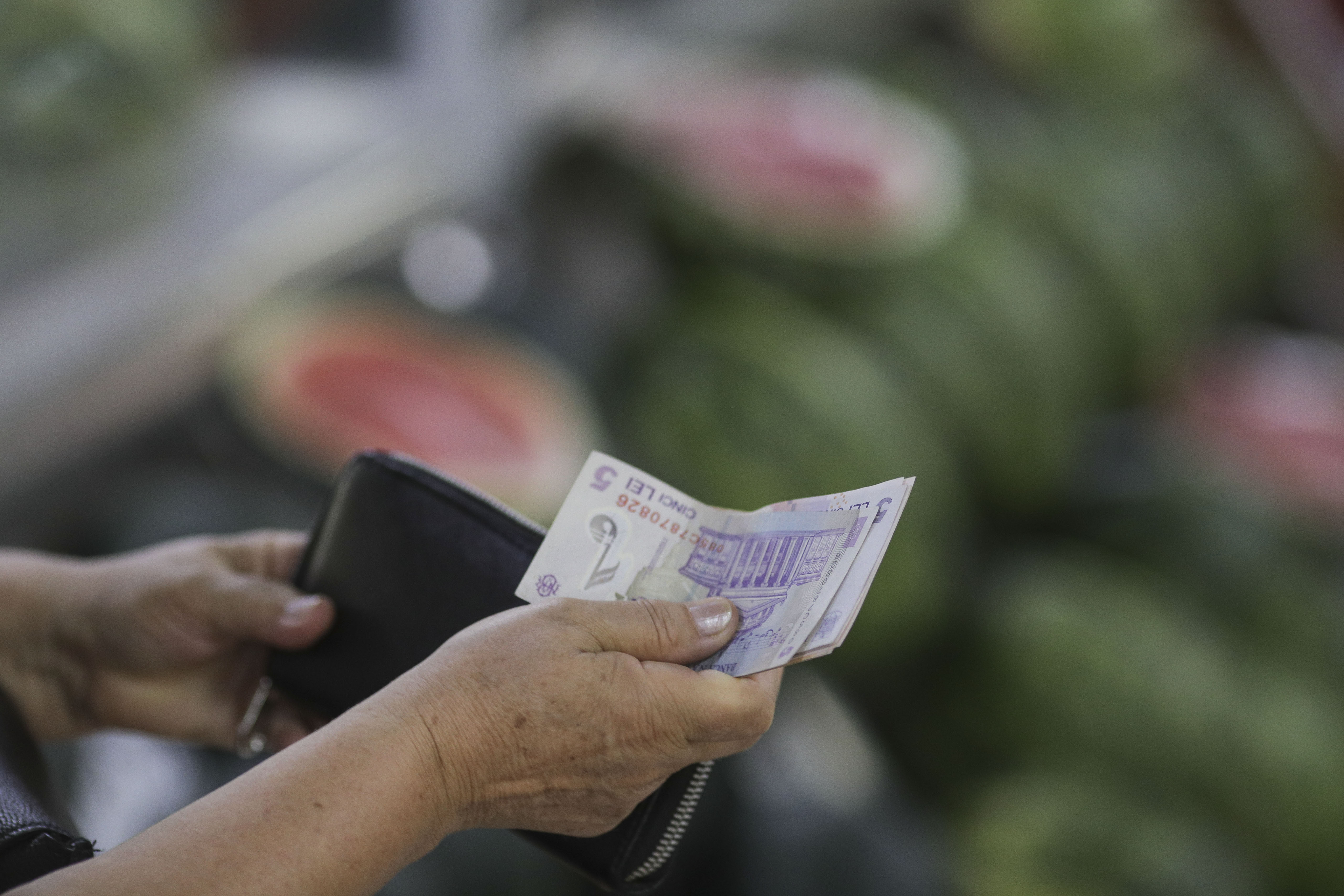 Studiu: Majoritatea românilor se tem că vor rămâne fără locuri de muncă din cauza crizei Covid-19